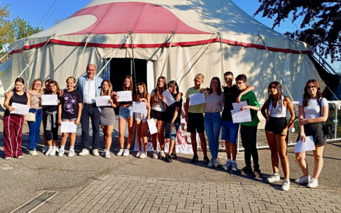 Quaranta giovani “giardinieri” in estate hanno aggiustato le panchine di Seriate