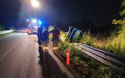 Prima il ribaltamento col furgone, poi le escandescenze con le forze dell’ordine
