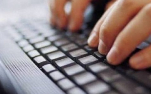 “Ruba” sui social le foto di 25 ragazze e le pubblica su un sito porno