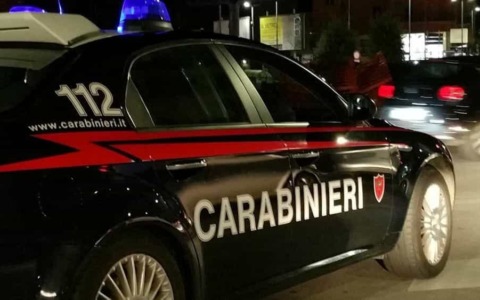 Rubano camion da cava e fuggono in autostrada