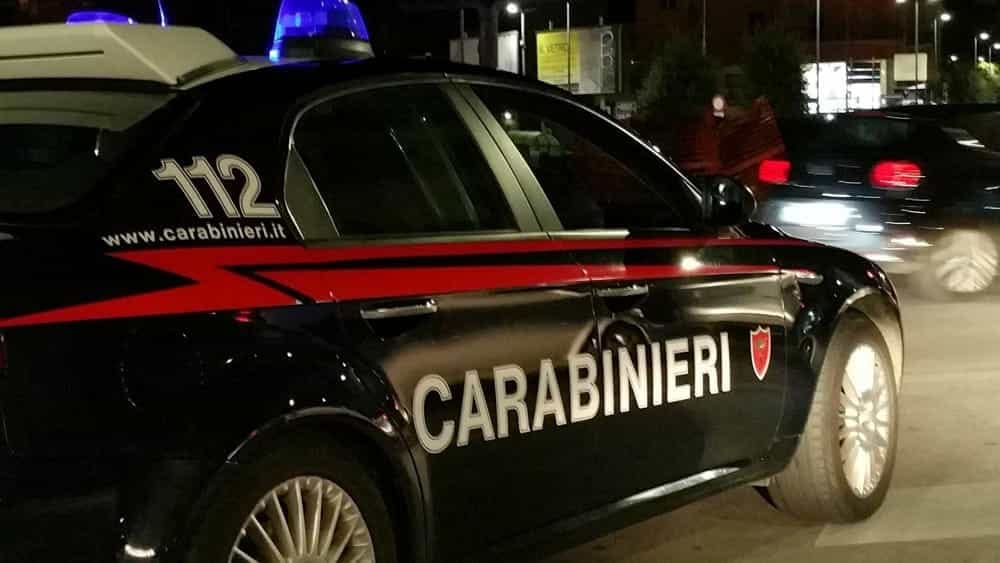 Rubano camion da cava e fuggono in autostrada