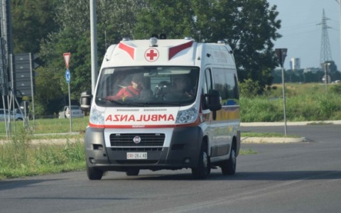 Schianto fra auto e moto: 25enne in codice rosso