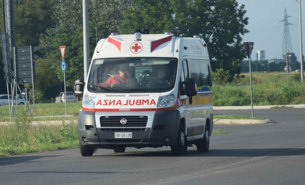 Schianto fra auto e moto: 25enne in codice rosso