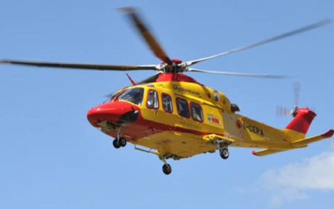Schianto tra auto e moto in via Fara, 56enne soccorso in eliambulanza