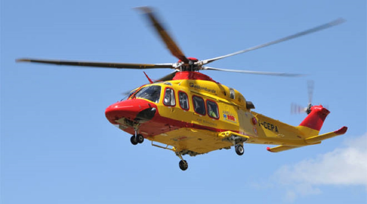 Schianto tra auto e moto in via Fara, 56enne soccorso in eliambulanza