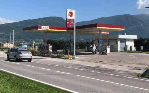 Schianto tra un’auto e una moto ad Albarè di Costermano, ferito un 56enne