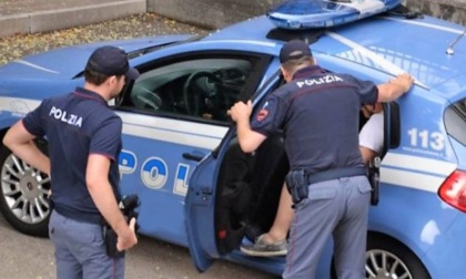 Scippano una collanina e scappano in monopattino