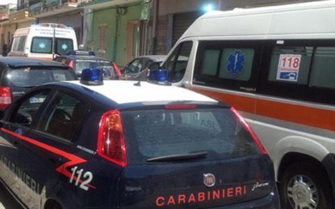 Si lancia dal balcone per togliersi la vita, ma centra un’anziana: lei muore, lui sopravvive