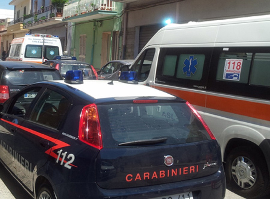 Si lancia dal balcone per togliersi la vita, ma centra un’anziana: lei muore, lui sopravvive