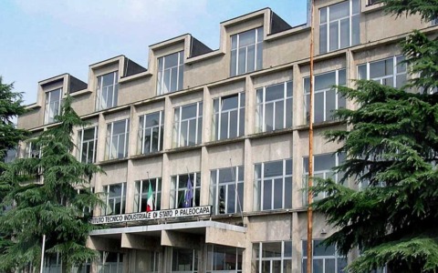 Spray urticante in aula all’istituto Paleocapa di via Gavazzeni, dieci studenti soccorsi
