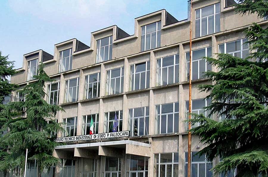 Spray urticante in aula all’istituto Paleocapa di via Gavazzeni, dieci studenti soccorsi