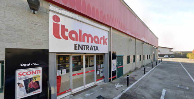 Tenta di truffare la cassiera e fugge inseguito da un 55enne, che viene investito
