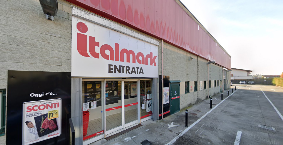 Tenta di truffare la cassiera e fugge inseguito da un 55enne, che viene investito
