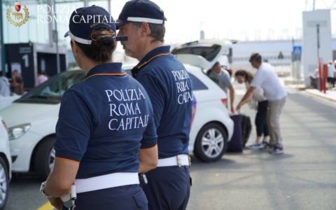 Tassista abusivo minaccia gli agenti con un martello