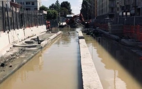 Tram: a Borgo Panigale rotto un tubo dell’acqua durante i lavori