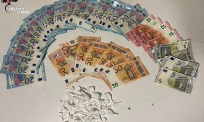 Trovato con 46 dosi di cocaina, pusher 23enne arrestato dopo fuga nei campi
