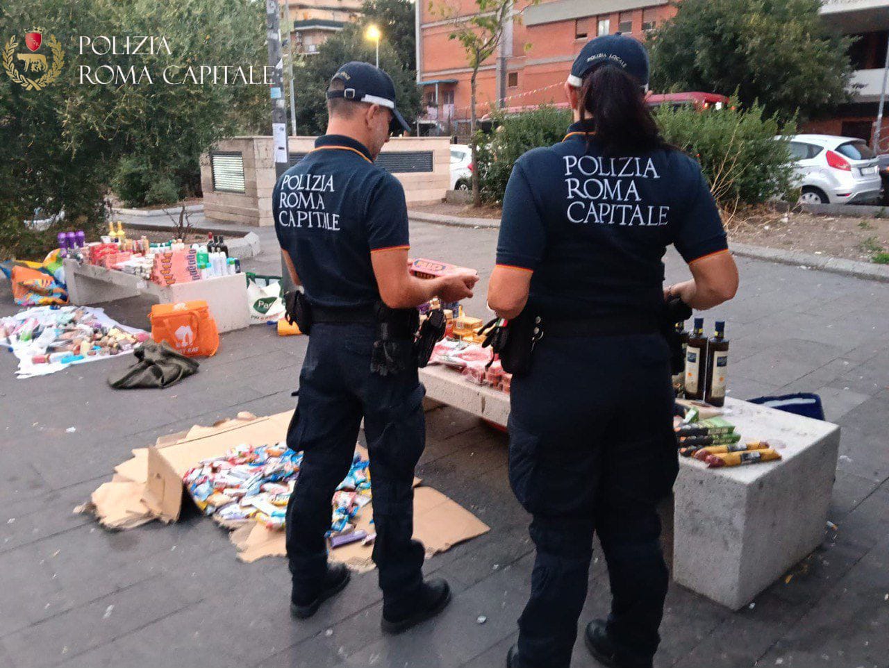 Triplice blitz della Polizia Locale: sequestrati oltre 2.000 capi contraffatti e tonnellate di merce abusiva