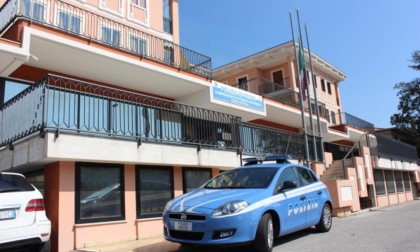 Ubriaco, sale e danneggia un terrazzo privato: denunciato