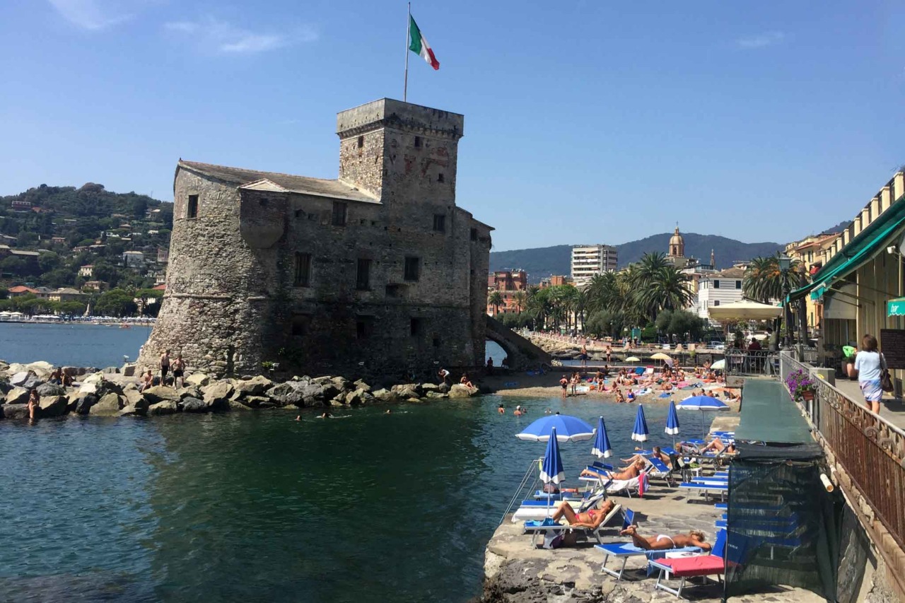 Un filo rosso lungo 2 km per la pace: studenti e famiglie in corteo a Rapallo