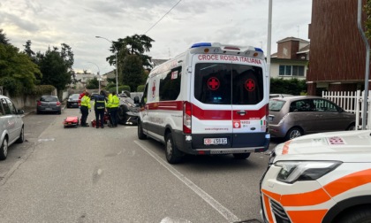 Un'auto si ribalta: donna finisce in ospedale, non grave
