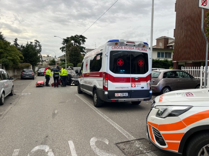 Un’auto si ribalta: donna finisce in ospedale, non grave
