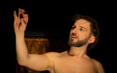 A Casa Fools lo spettacolo “PENE – Sofferenze del Mondo Contemporaneo” con Stefano Sartore