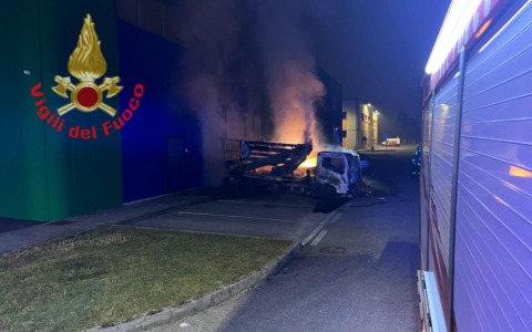 A fuoco due furgoni parcheggiati all’esterno di una attività industriale