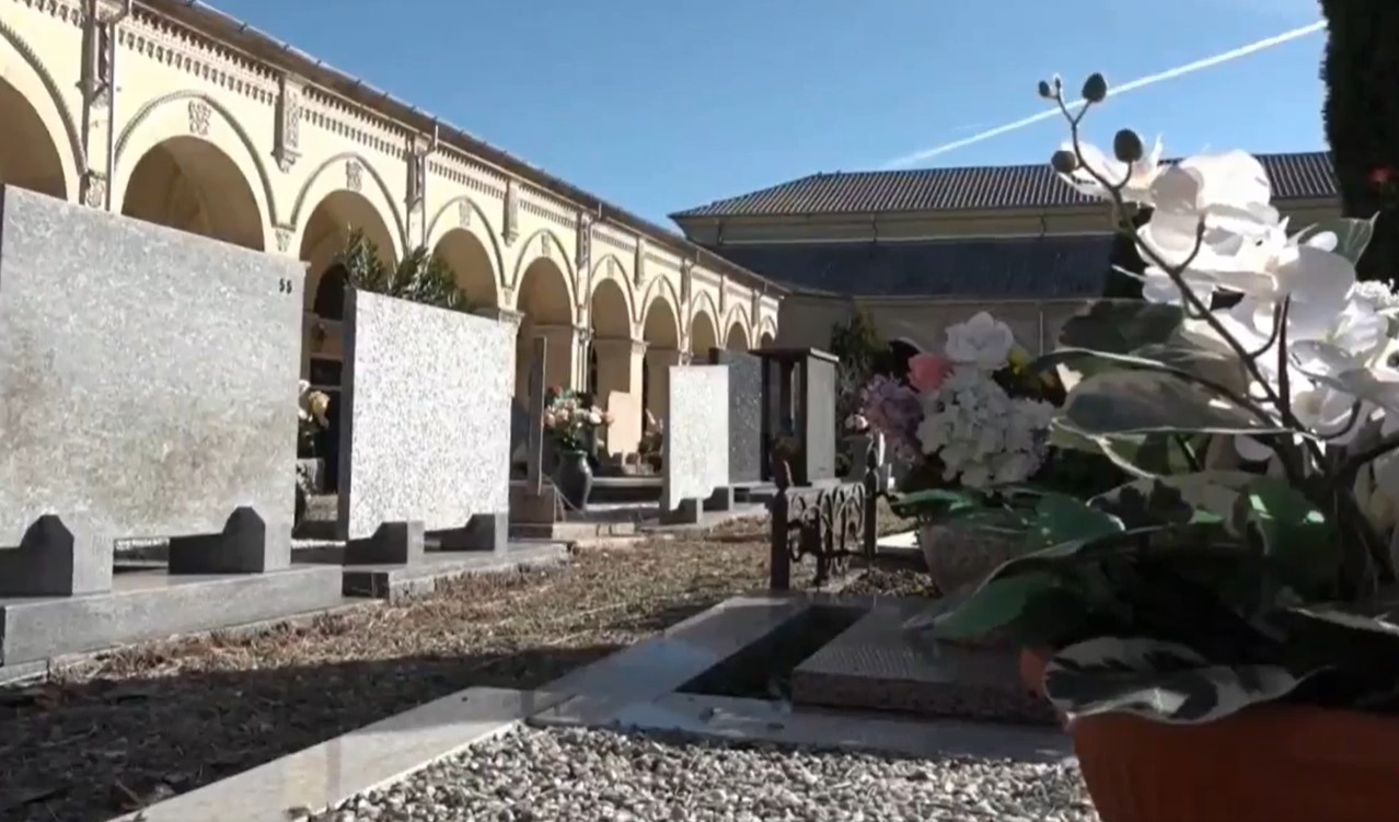 Ad Alessandria la commemorazione dei defunti con i sepolcreti ancora chiusi