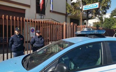 Aggredisce una donna, denunciato un uomo trovato in possesso di armi e droga