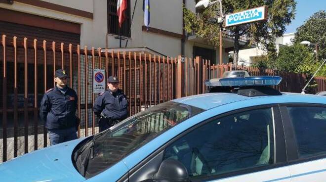 Aggredisce una donna, denunciato un uomo trovato in possesso di armi e droga