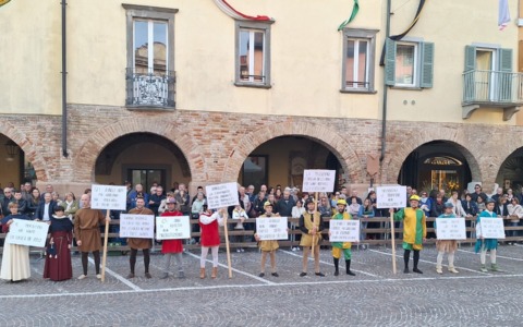 Al Palio salta la corsa degli asinelli ma va in scena la protesta contro gli animalisti