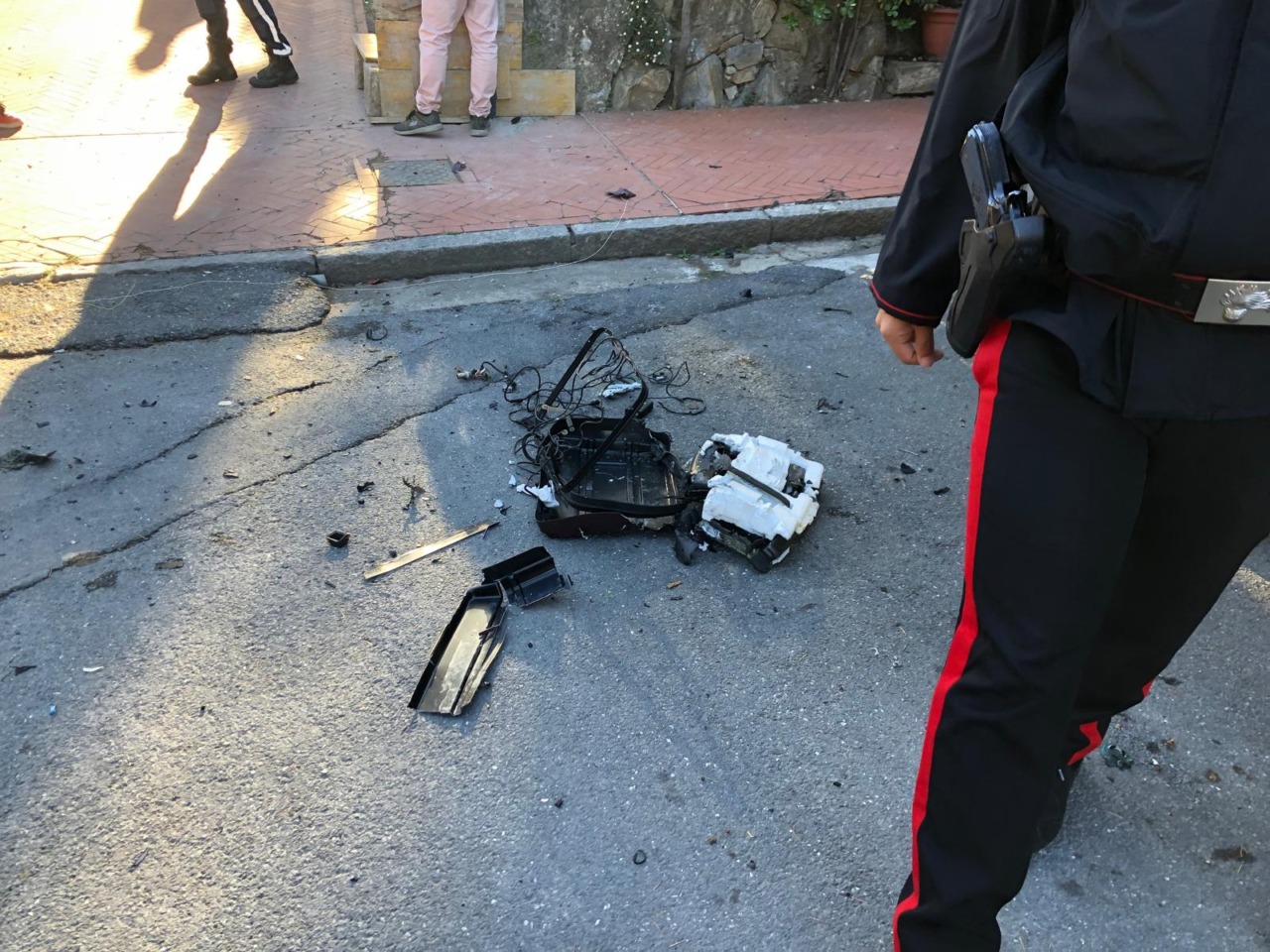 Allarme bomba: fatta esplodere la valigia “incriminata”