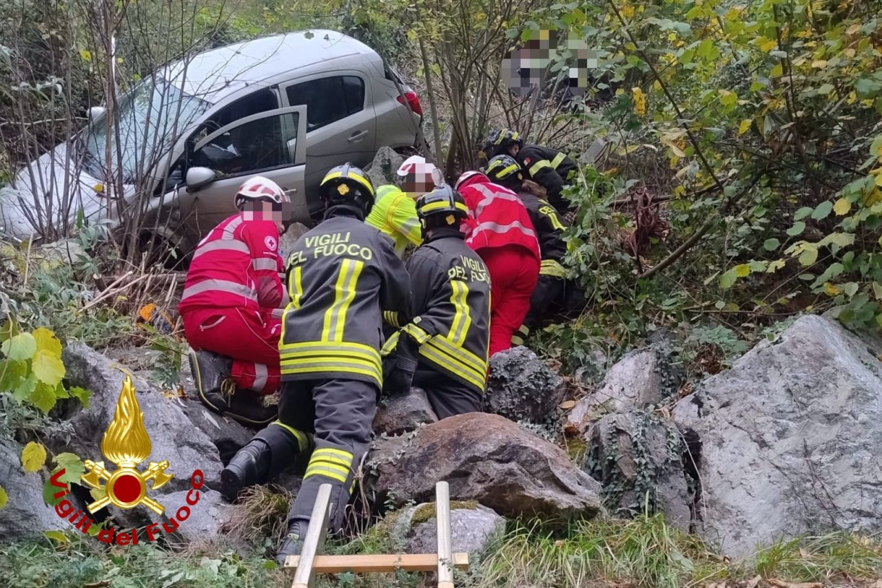 Anziano finisce in un dirupo con l’auto