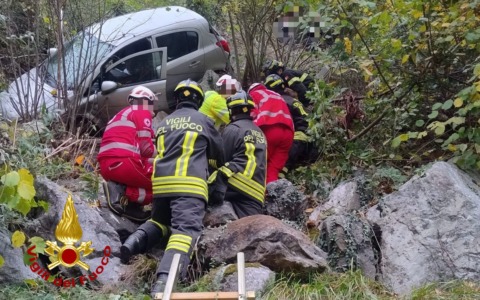 Anziano finisce in un dirupo con l’auto