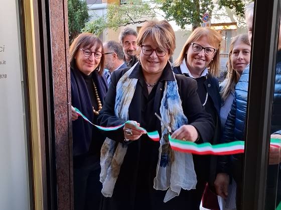 Taglio del nastro per l’agenzia per l’abitare di Saronno