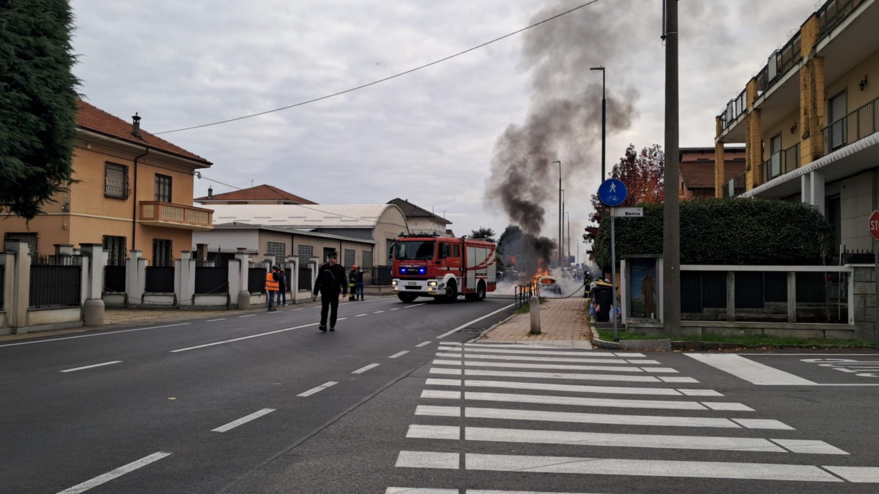 Auto in fiamme in via Torino a Leini: intervento dei Vigili del Fuoco, nessun ferito