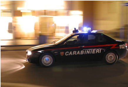 Atto intimidatorio in centro, auto in fiamme