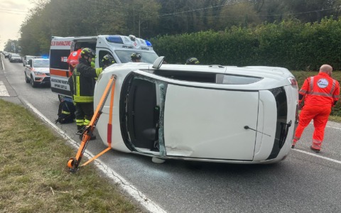 Auto ribaltata sulla Lomazzo-Bizzarone, traffico a senso unico alternato