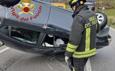 Auto si ribalta a Vezza d’Oglio: a bordo anche due bambine