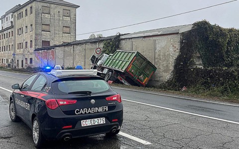 Autocarro esce di strada e si ribalta lungo la ex statale 35 dei Giovi a Carbonara Scrivia