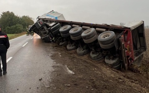 Autocarro si ribalta a San Benedetto Po: traffico bloccato sulla SS496