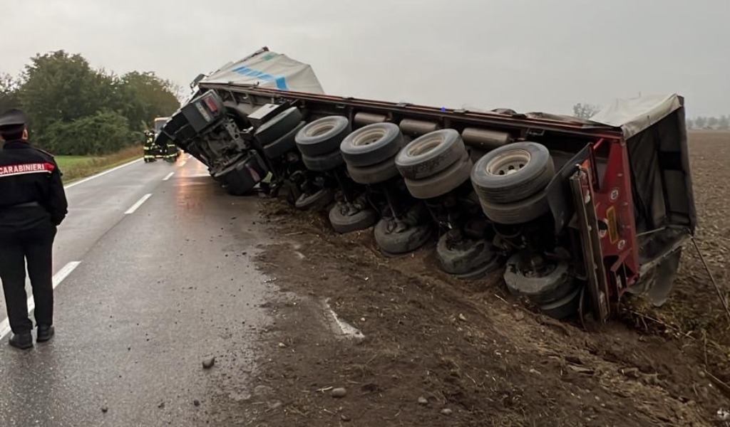 Autocarro si ribalta a San Benedetto Po: traffico bloccato sulla SS496