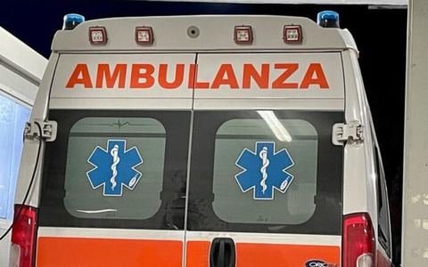 Bambino di 11 anni cade dal terzo piano, è grave