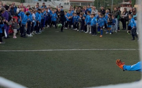 Berardinelli: “Un nuovo campo per il Candia”. Il Vescovo: “Giocherò all’inaugurazione”. Incontro con le famiglie della Società. L’Arcivescovo tira anche un rigore