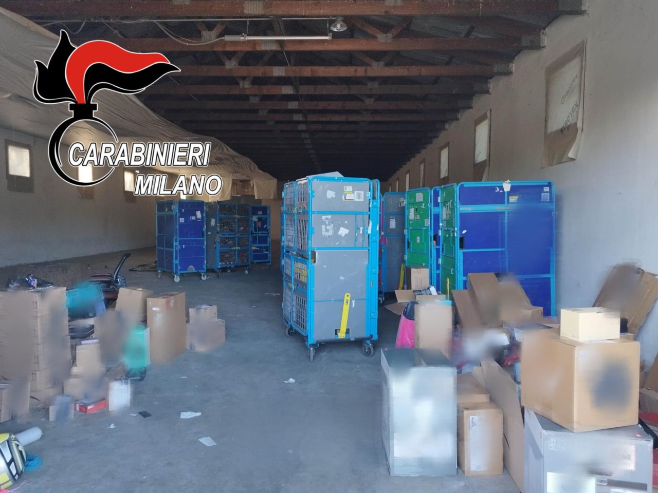 Blitz dei Carabinieri in un magazzino di merce rubata: due arresti per ricettazione