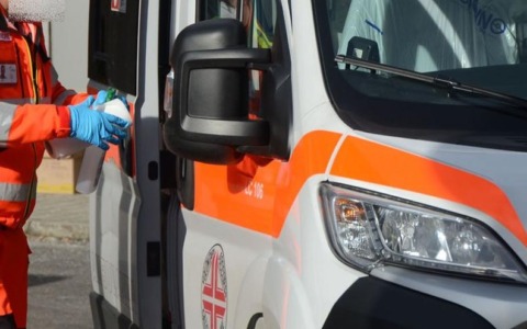 Cade dalla bici, anziano in condizioni serie al San Gerardo