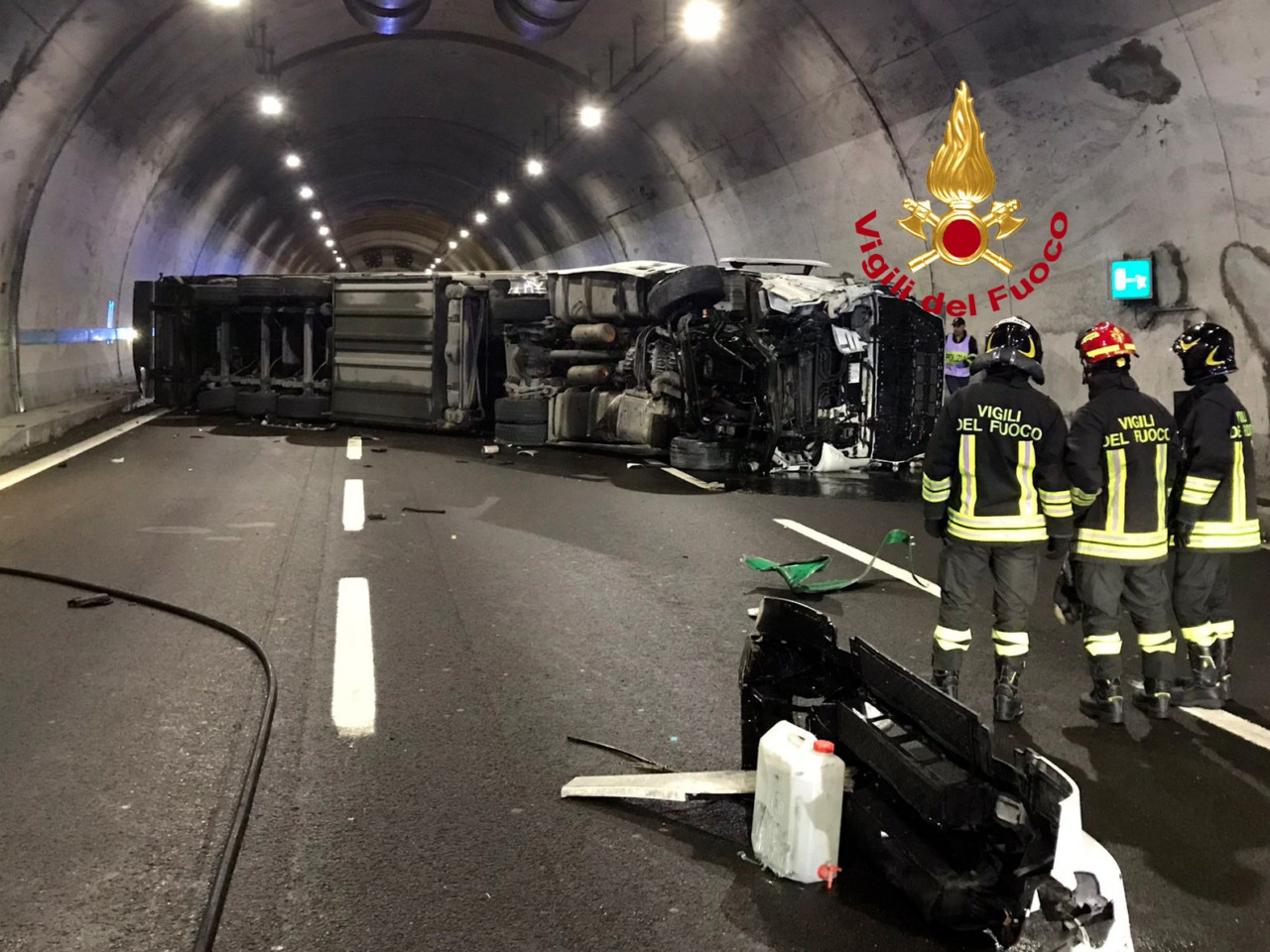 Camion ortofrutta si ribalta sull’Autosole