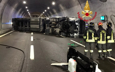 Camion ortofrutta si ribalta sull’Autosole