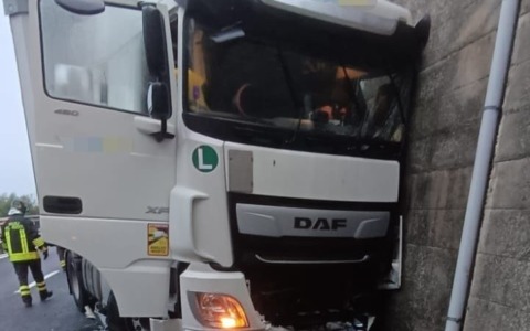 Camionista ferito nello schianto con il tir contro il muro di cinta dell’A10