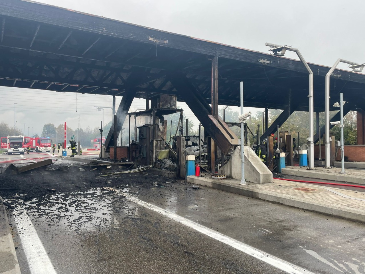 Casello autostradale Brescia Sud in fiamme